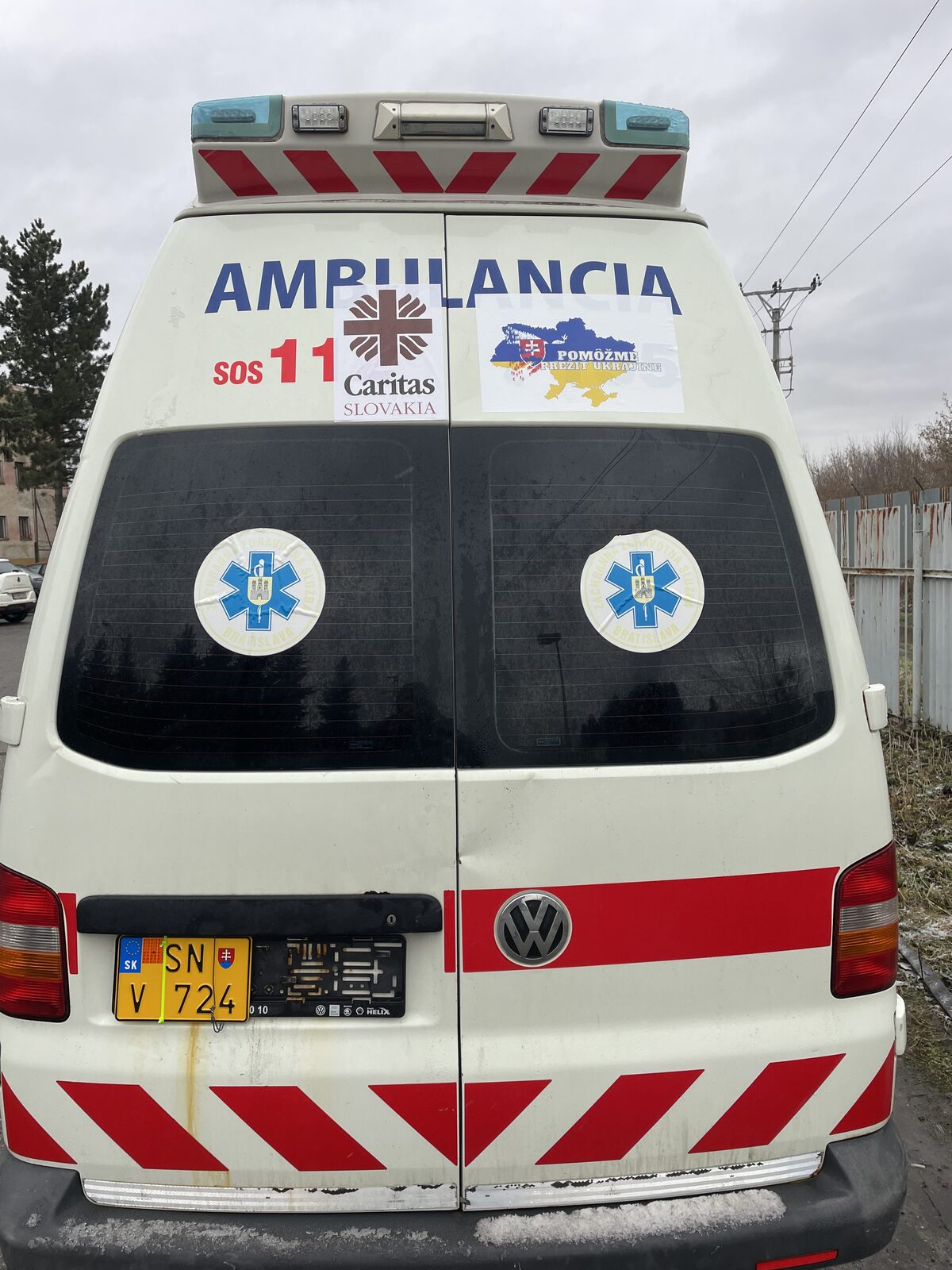 Zadok sanitky s nálepkami Caritas Slovakia a Pomôžme prežiť Ukrajine