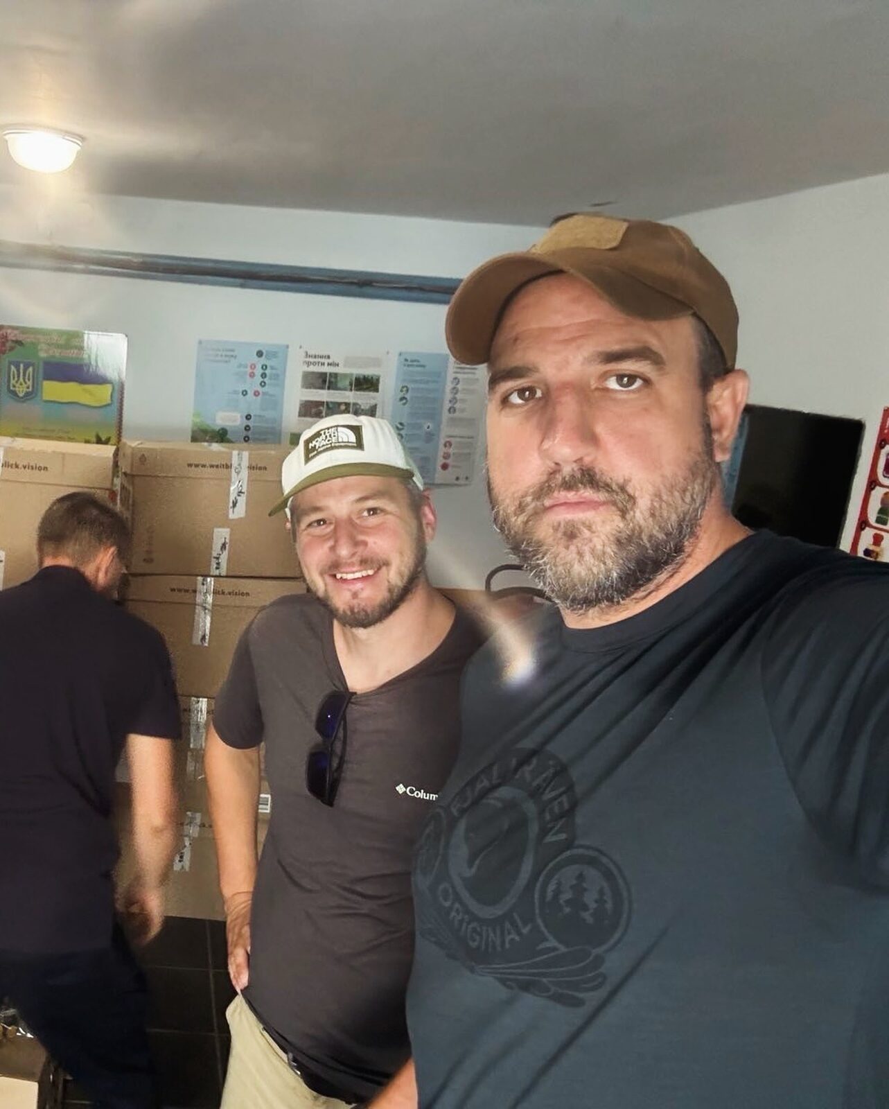 Selfie Sklárčika a Forróa u hasičov v podzemí Khersonu, plagáty proti mínam v pozadí