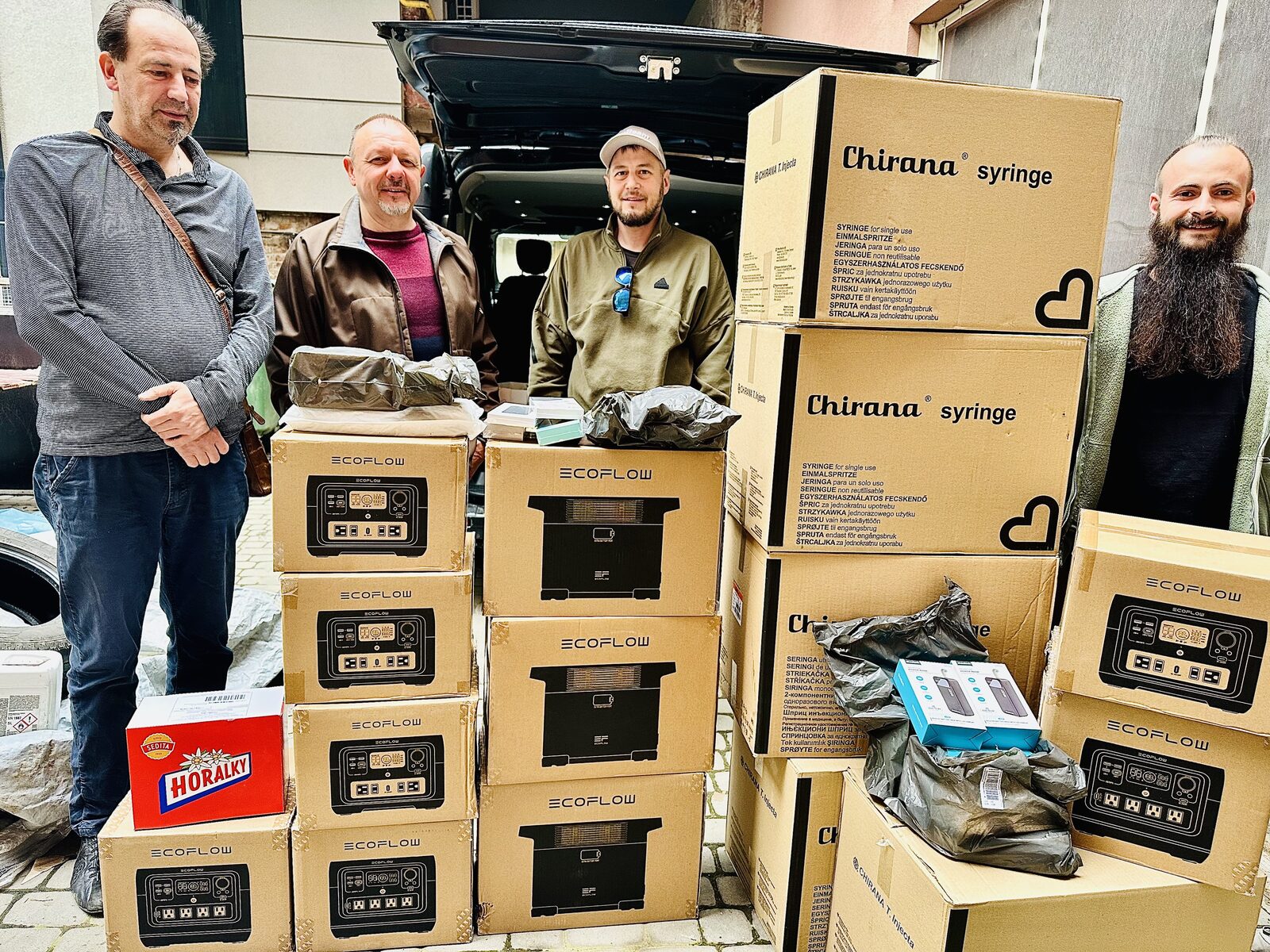 Tím pri odovzdaní materiálu v Kharkove, Ecoflow stanice, krabice Chirana syringes, Sklárčik s kolegami