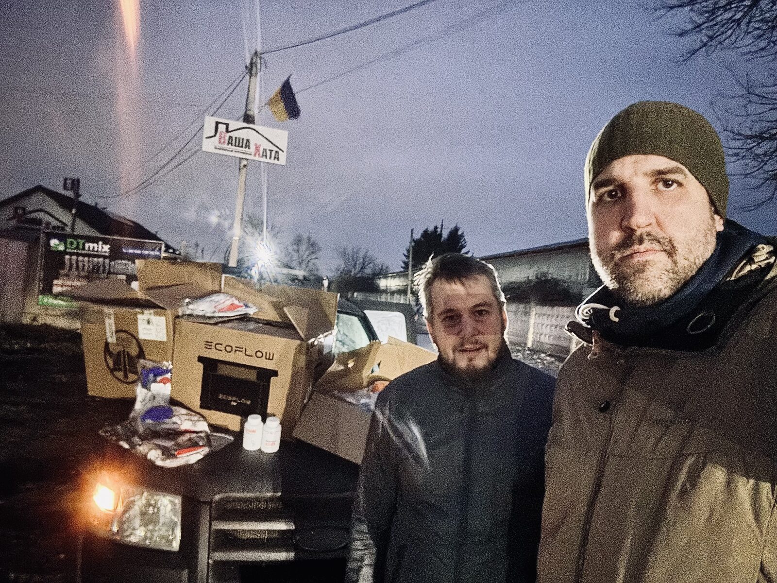 Nočné odovzdanie pickupu a Ecoflow batérií v Užhorode, Sklárčik so zdravotníkom, ukrajinská vlajka